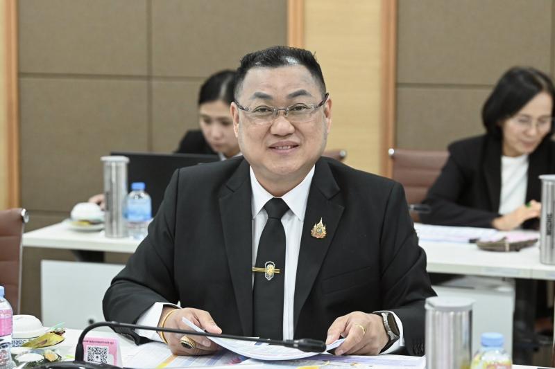 รมว.พม. ให้การต้อน�