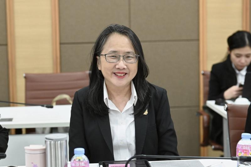 รมว.พม. ให้การต้อน�