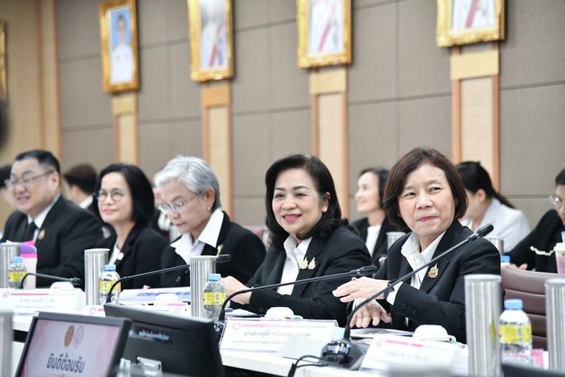 รมว.พม. ให้การต้อน�