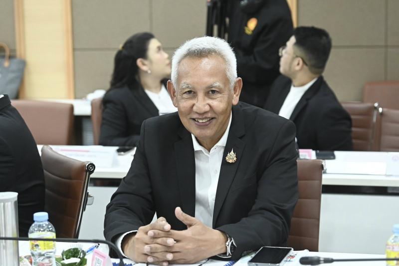 รมว.พม. ให้การต้อน�