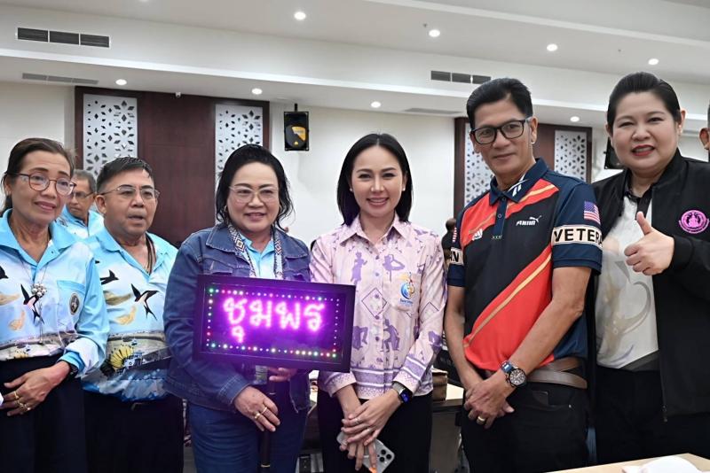 นางสาวชนก จันทาทอ�