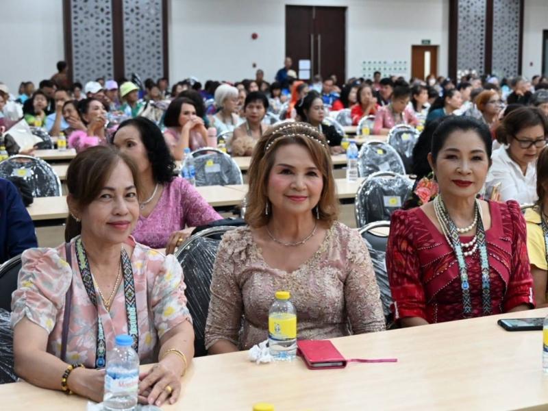 นางสาวชนก จันทาทอ�