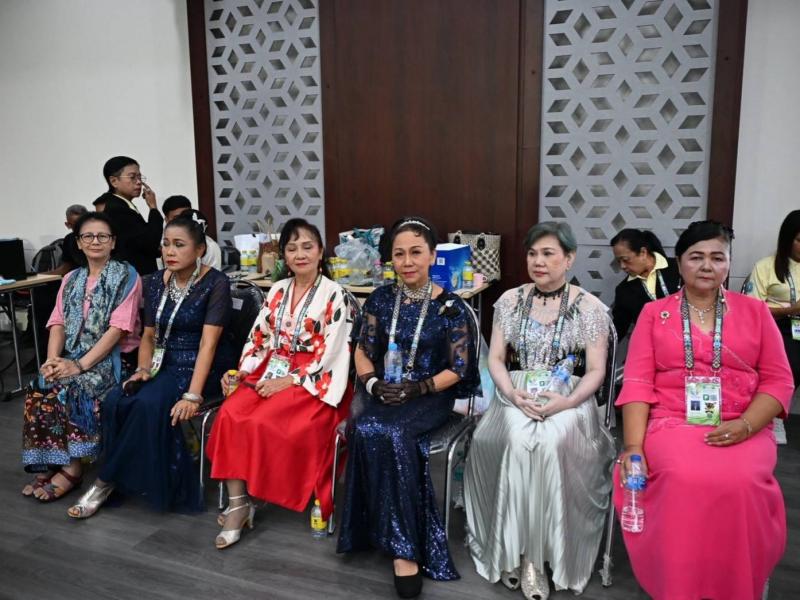 นางสาวชนก จันทาทอ�
