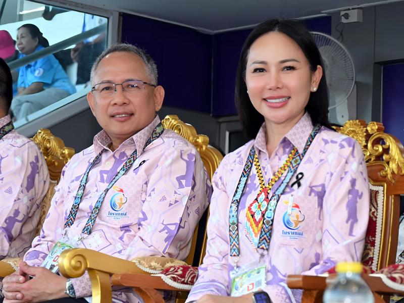 นางสาวชนก จันทาทอ�