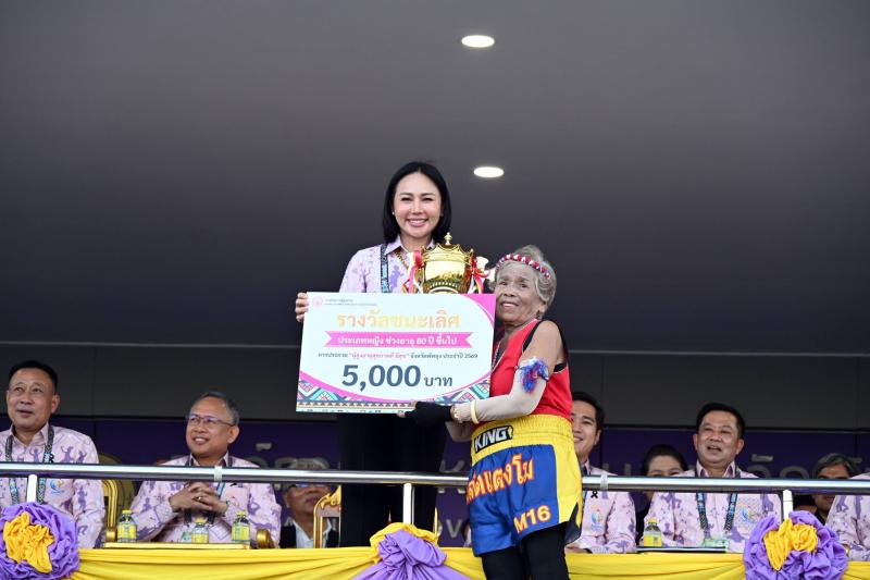 นางสาวชนก จันทาทอ�
