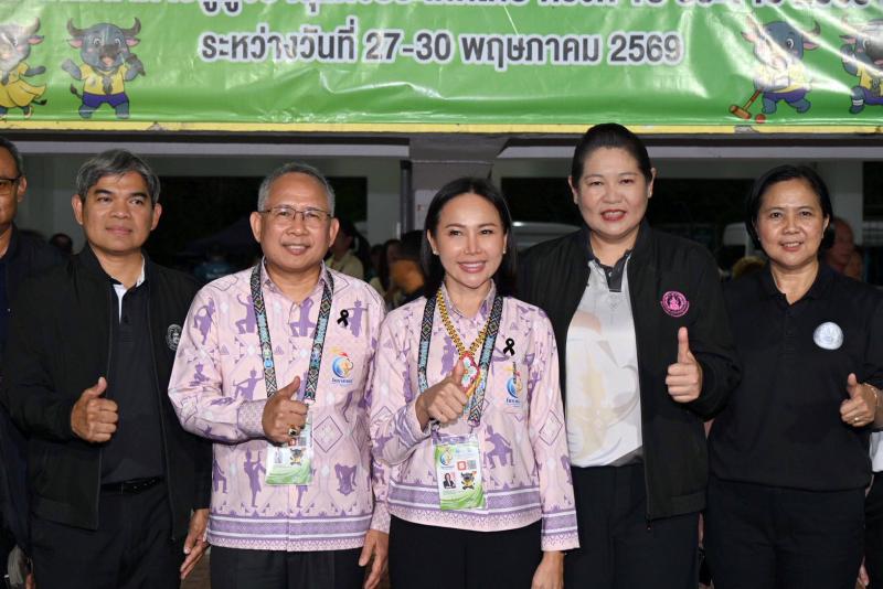 นางสาวชนก จันทาทอ�