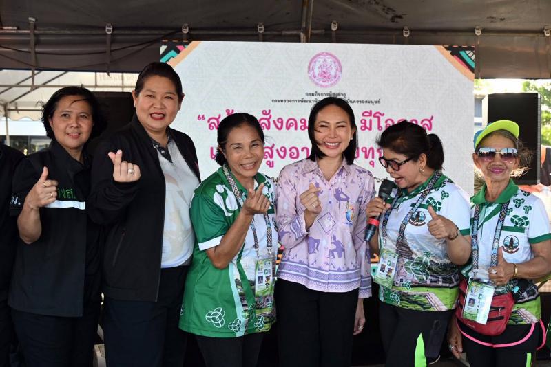 นางสาวชนก จันทาทอ�