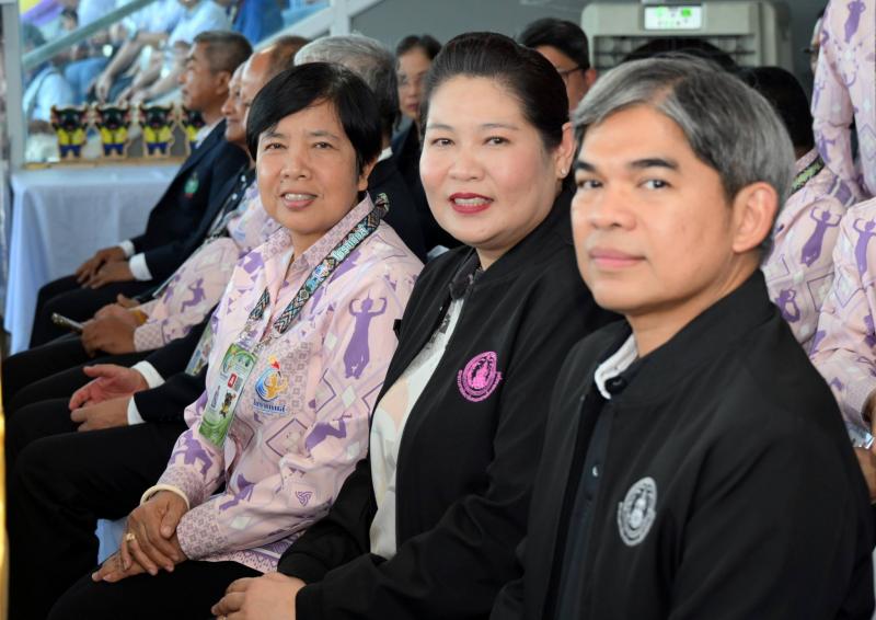 นางสาวชนก จันทาทอ�