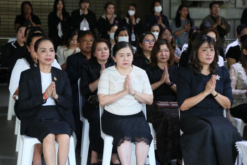 นางเตือนใจ คงสมบั�