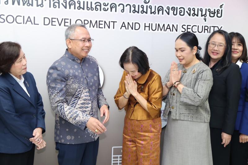 ปลัด พม. นำคณะผู้บ�