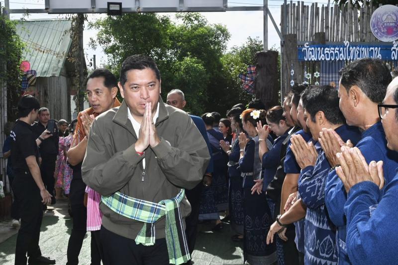 รมว.พม. ลงพื้นที่จ�