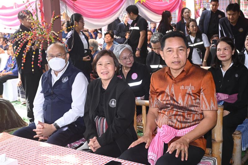 รมว.พม. ลงพื้นที่จ�