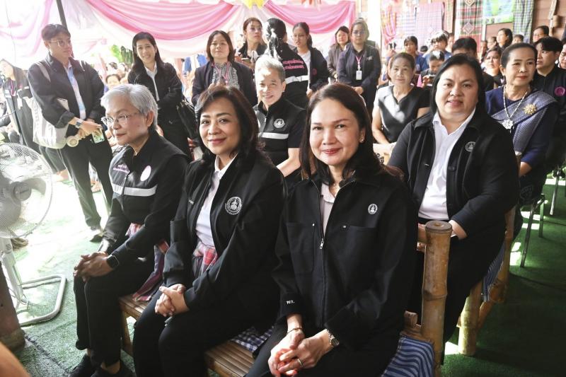 รมว.พม. ลงพื้นที่จ�