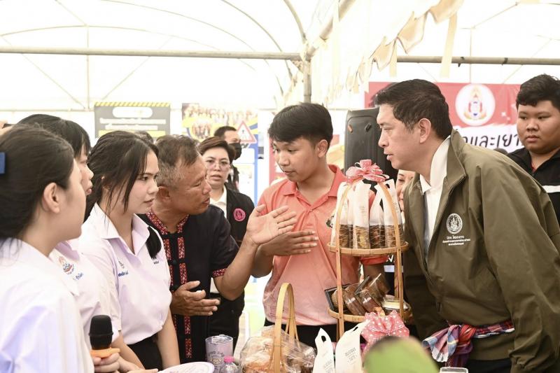 รมว.พม. ลงพื้นที่จ�