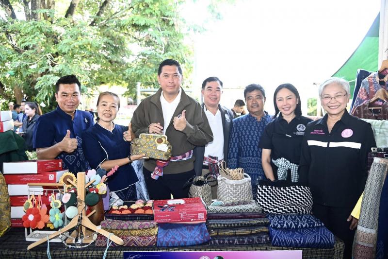 รมว.พม. ลงพื้นที่จ�