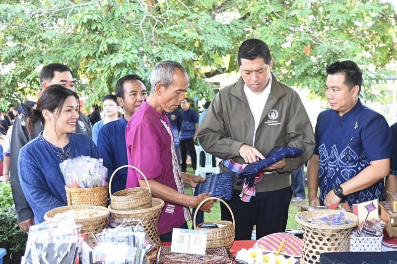 รมว.พม. ลงพื้นที่จ�