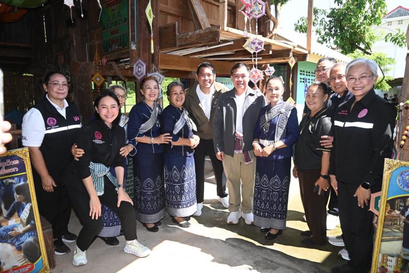 รมว.พม. ลงพื้นที่จ�