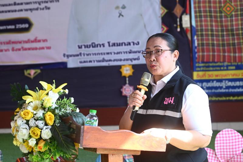 รมว.พม. ลงพื้นที่จ�