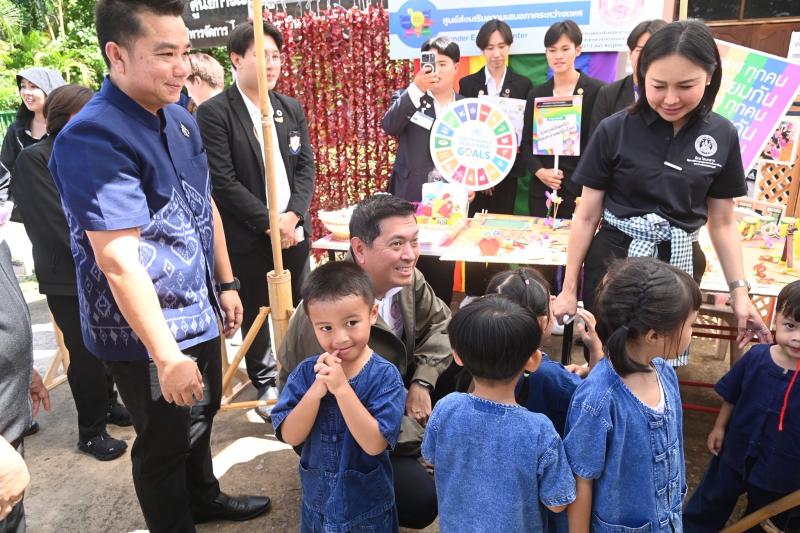 รมว.พม. ลงพื้นที่จ�