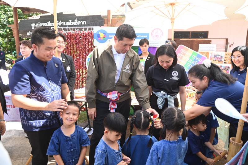 รมว.พม. ลงพื้นที่จ�