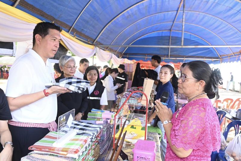 รมว.พม. ลงพื้นที่จ�