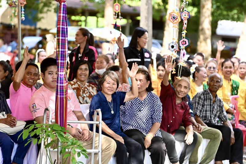 รมว.พม. ลงพื้นที่จ�