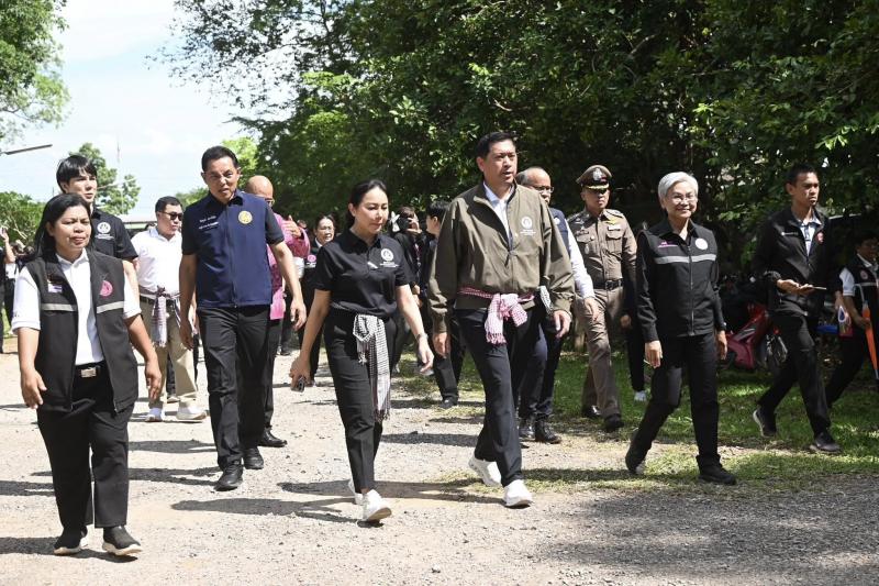 รมว.พม. ลงพื้นที่จ�