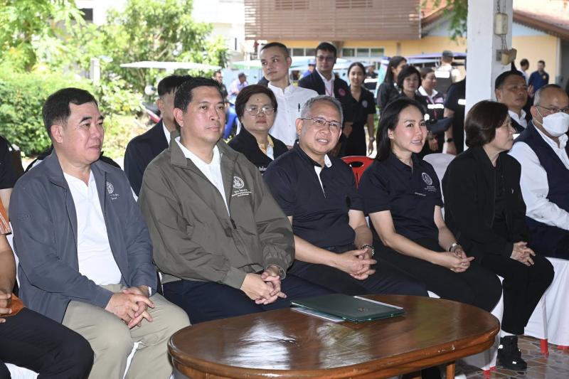 รมว.พม. ลงพื้นที่จ�