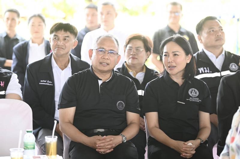 รมว.พม. ลงพื้นที่จ�