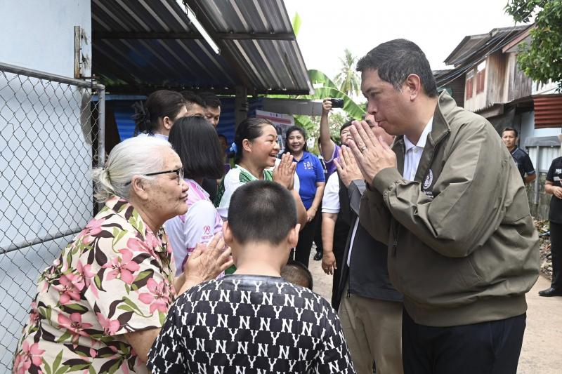รมว.พม. ลงพื้นที่จ�