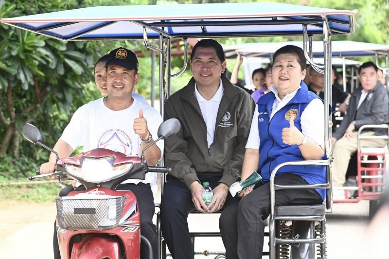รมว.พม. ลงพื้นที่จ�