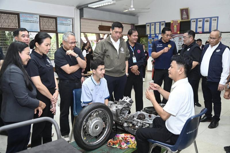 รมว.พม. ลงพื้นที่จ�