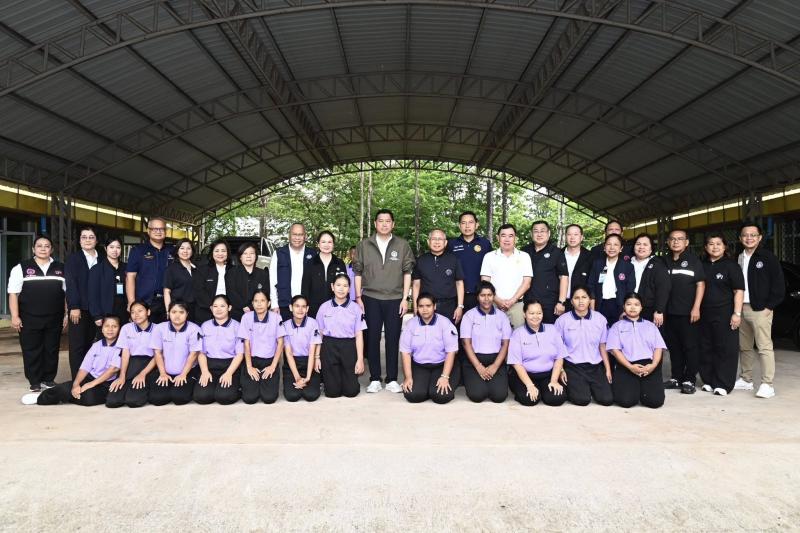 รมว.พม. ลงพื้นที่จ�