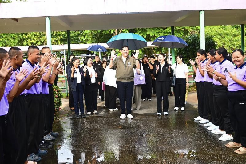 รมว.พม. ลงพื้นที่จ�