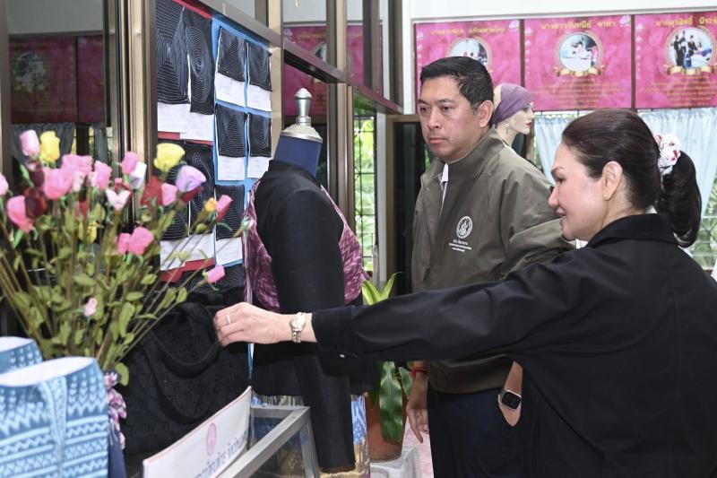 รมว.พม. ลงพื้นที่จ�