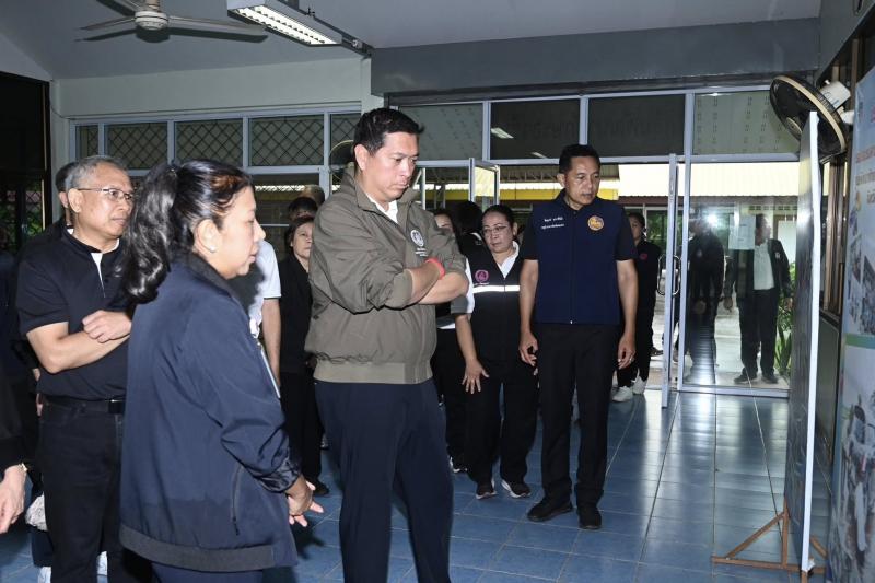 รมว.พม. ลงพื้นที่จ�