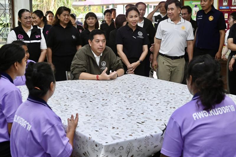 รมว.พม. ลงพื้นที่จ�