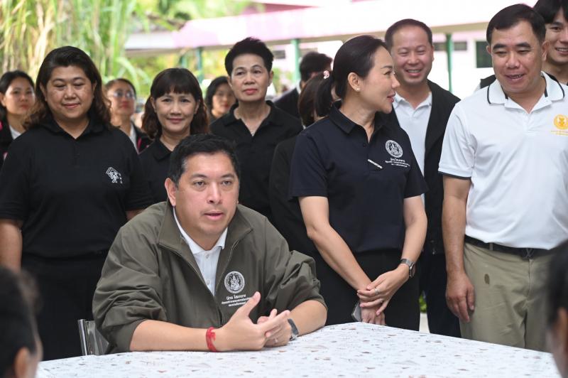 รมว.พม. ลงพื้นที่จ�