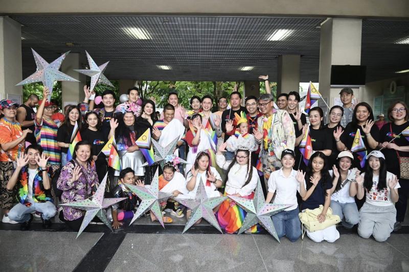 รมว.พม. และนายสุรศ�