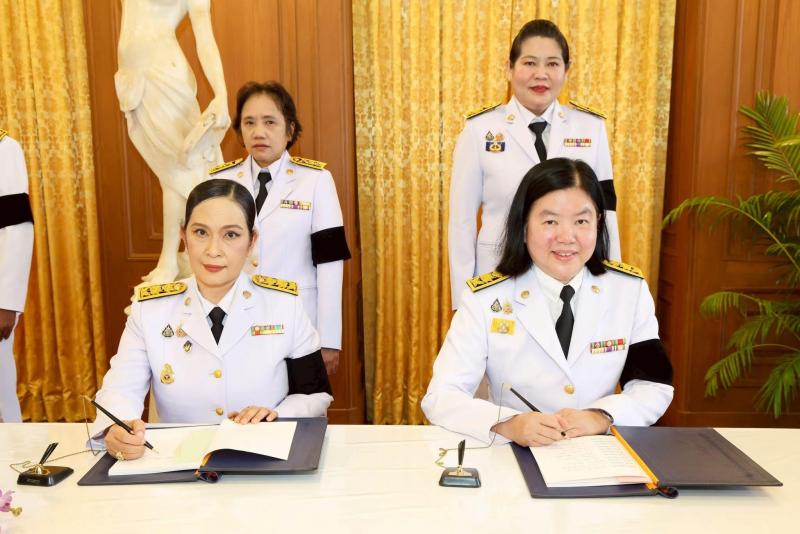 รมว.พม. ลงนามถวายพ�