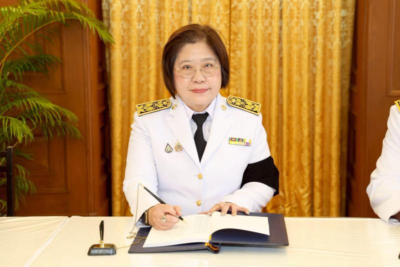 รมว.พม. ลงนามถวายพ�