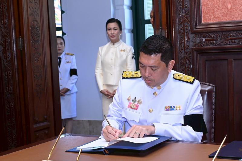 รมว.พม. ทูลเกล้าฯ ถ�