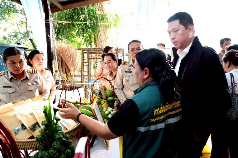 "นิกร" รมว.พม. จั�