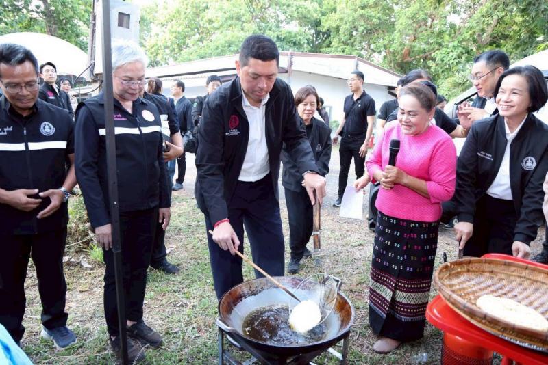 "นิกร" นำทีม พม. �