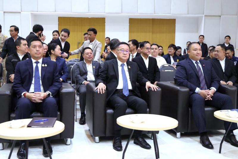 รมว.พม. ลงพื้นที่จ�