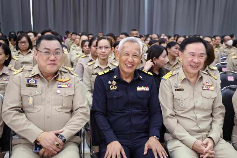 รมว.พม. ลงพื้นที่จ�