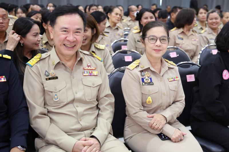 รมว.พม. ลงพื้นที่จ�