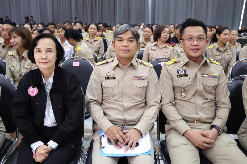 รมว.พม. ลงพื้นที่จ�