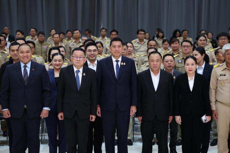 รมว.พม. ลงพื้นที่จ�