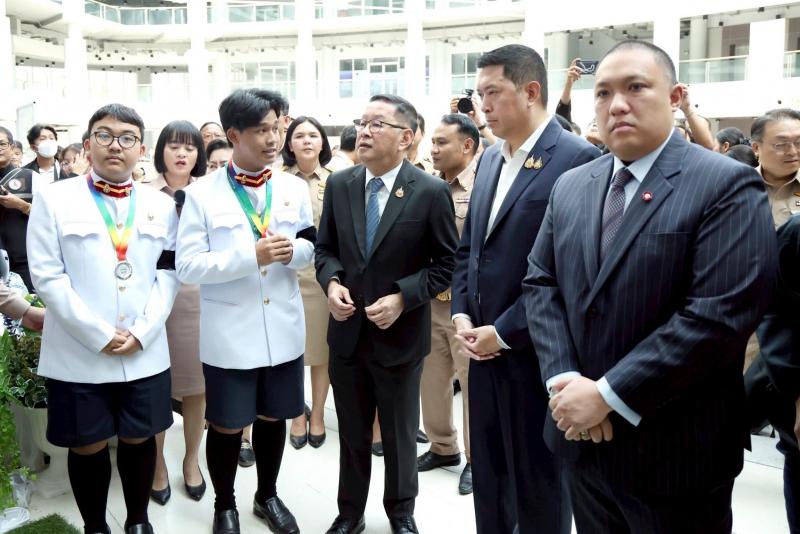 รมว.พม. ลงพื้นที่จ�